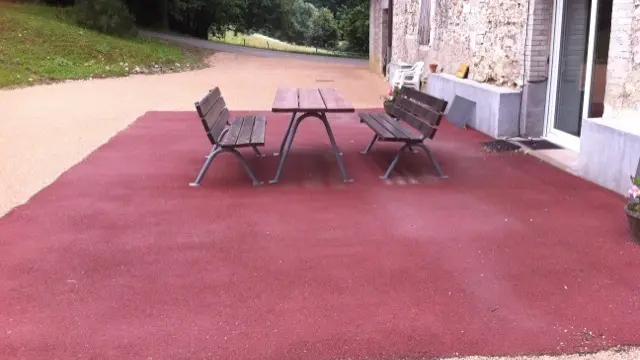 Terrasse privative, à l'arrière du gîte