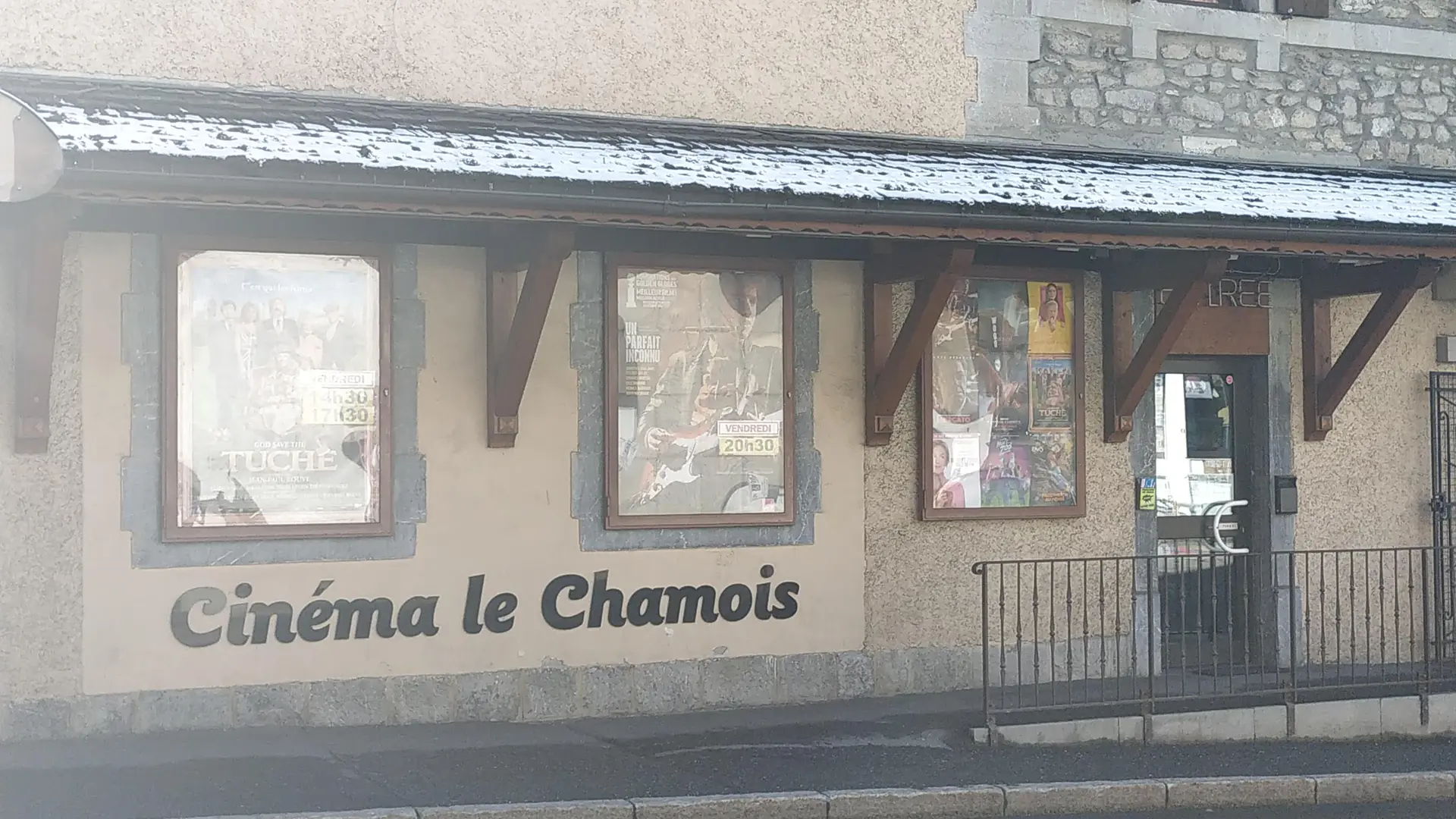 Devanture du cinéma le Chamois à Châtel
