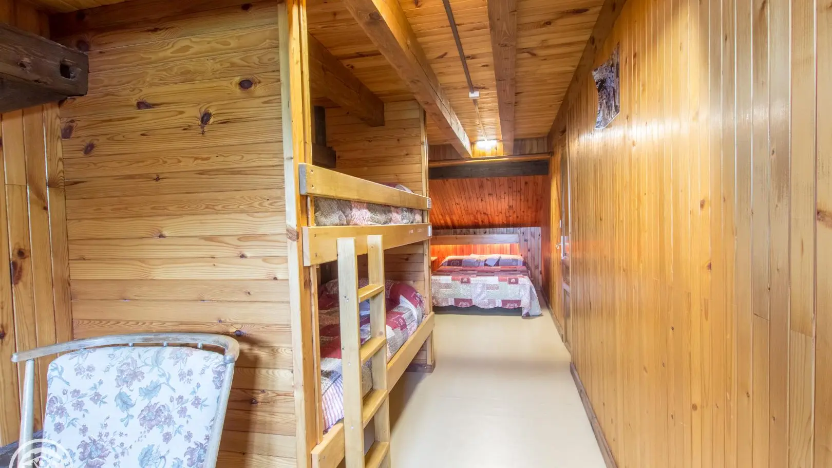 chambre 1 avec 1 lit double et 2 lits superposés