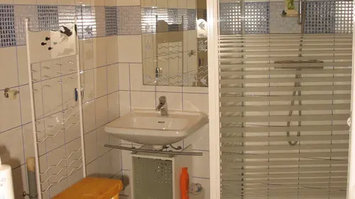 Vue sur la salle de bain et sur la douche