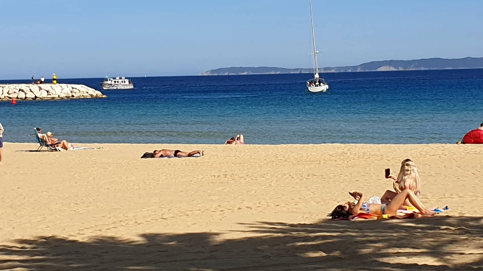 Une des 11 plages du Lavandou. baignade d'avril à octobre