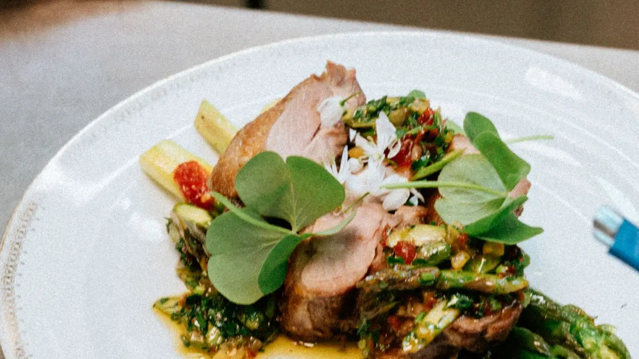 plat avec des asperges vertes