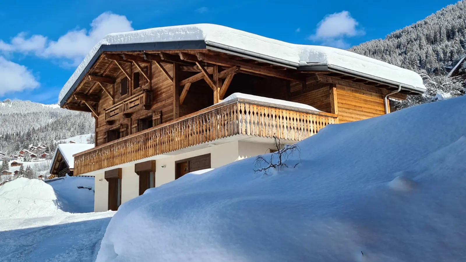 Le chalet sous la neige
