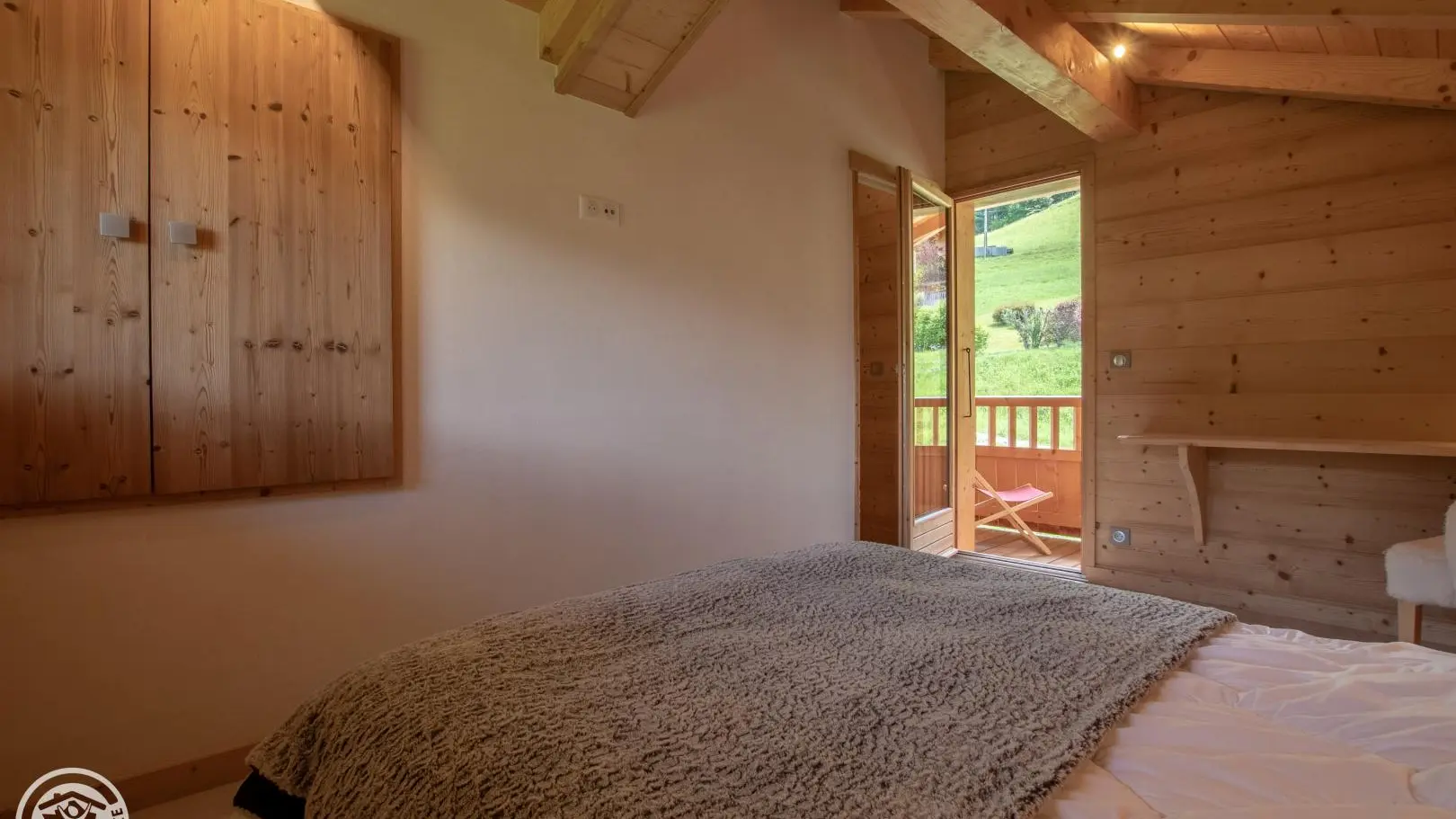 Accès au petit balcon de la chambre parentale.