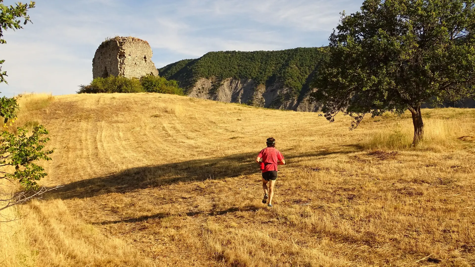 Face à la tour de Melve
