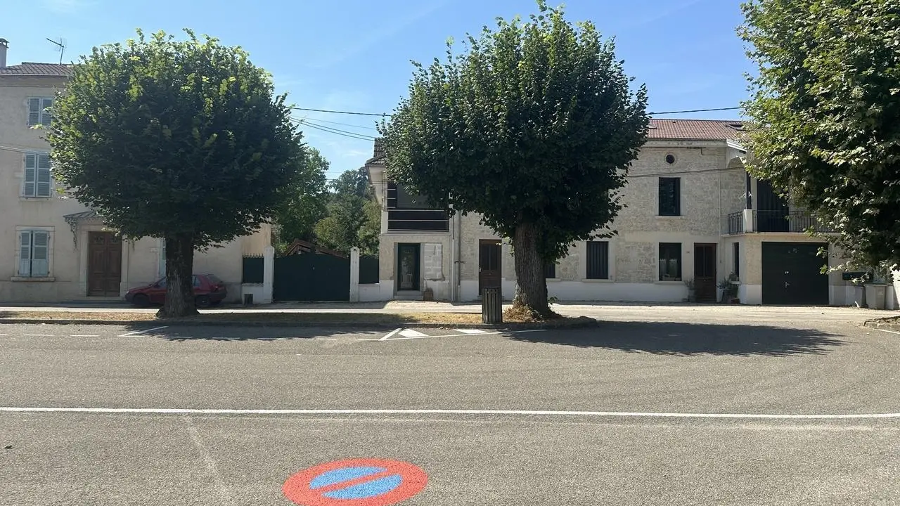 Un grand parking se situe devant le gîte.