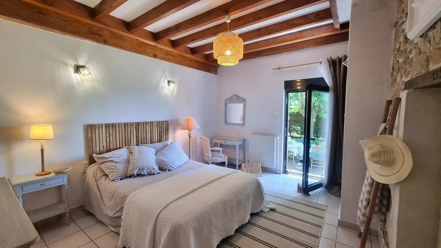 Chambre 4 : un lit 140 avec accès direct sur la terrasse.