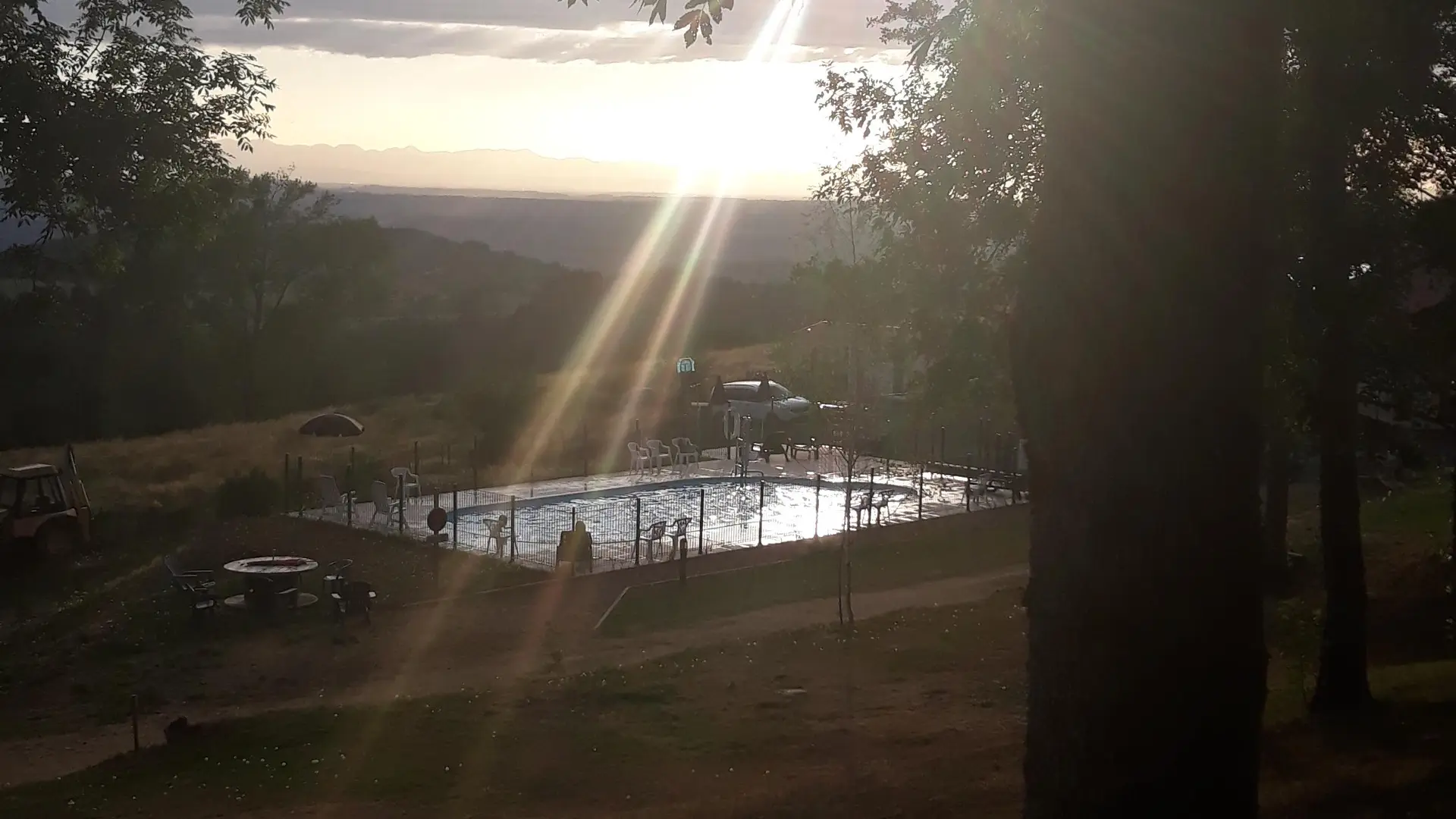 Piscine au coucher de soleil