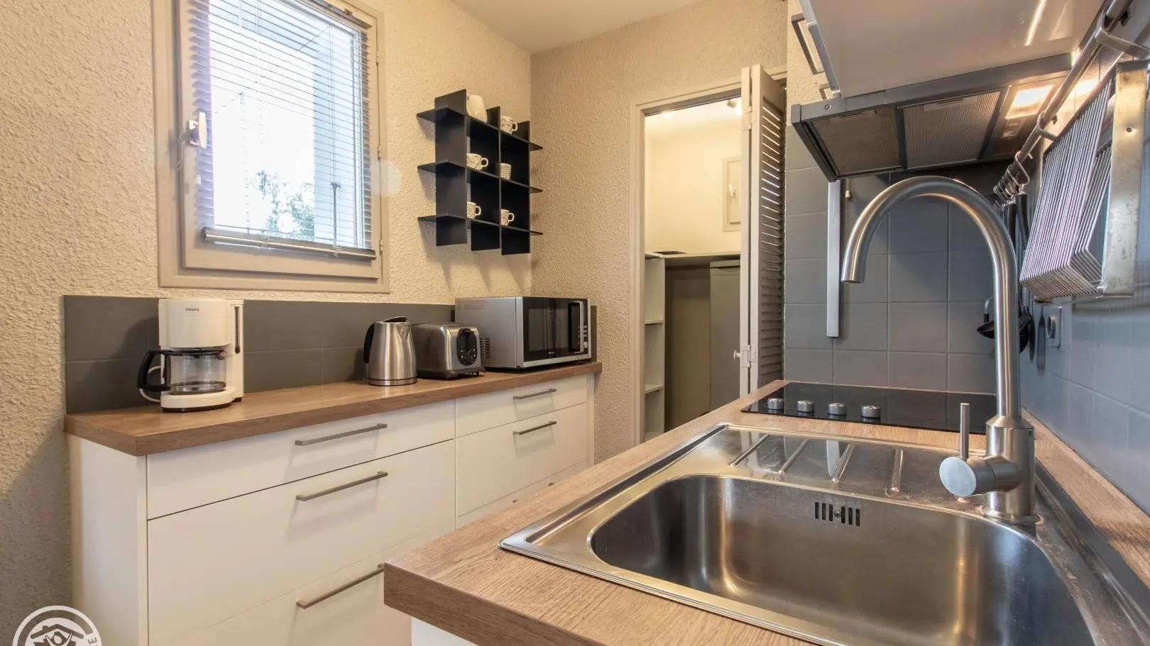 Cuisine ouverte et cellier