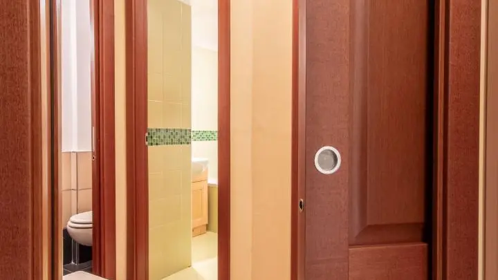 Couloir d'accès aux pièces d'eau