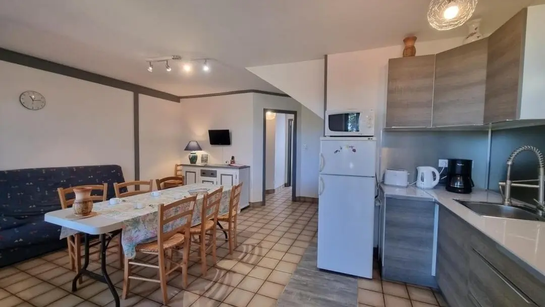 1er niveau : cuisine ouverte sur l?espace repas & détente.