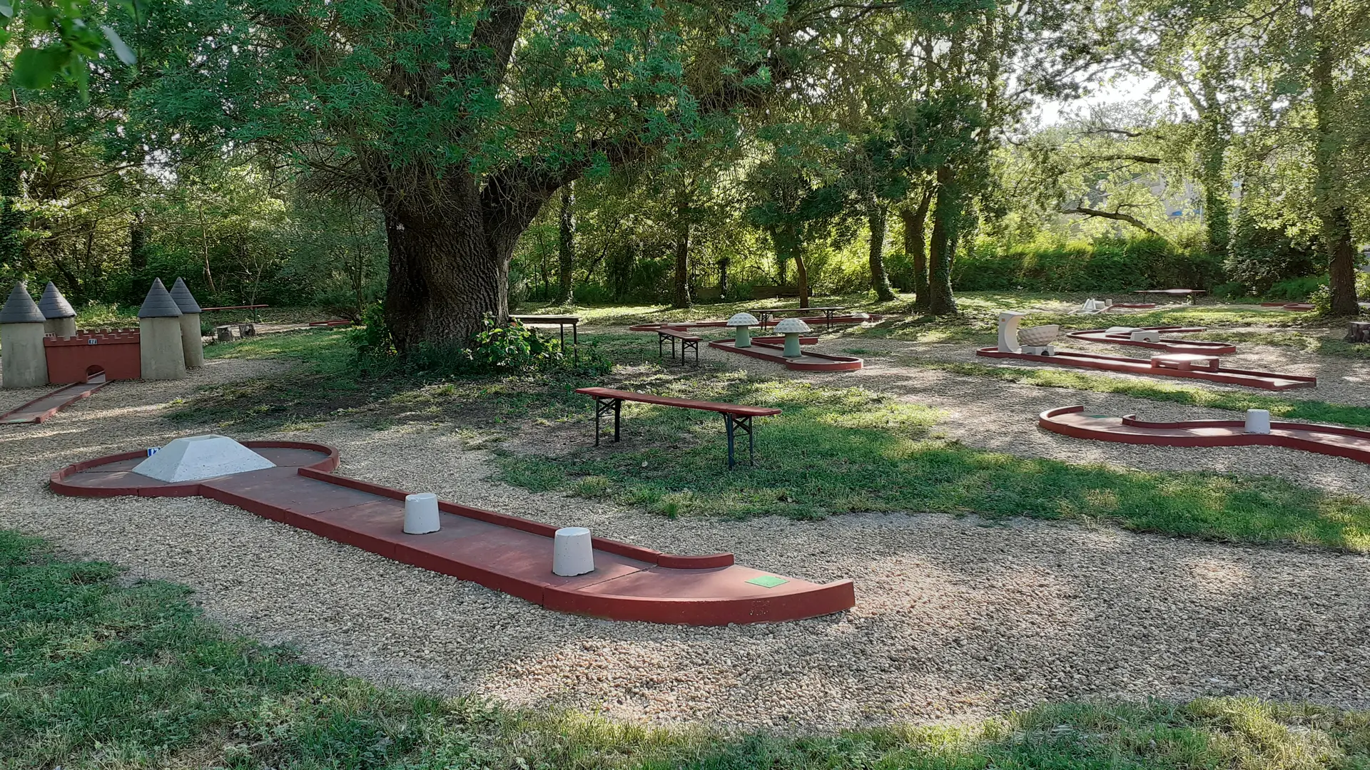 Complexe Loisirs Yoye - Mini Golf, Paintball..._Fontaine-de-Vaucluse parcours mini golf