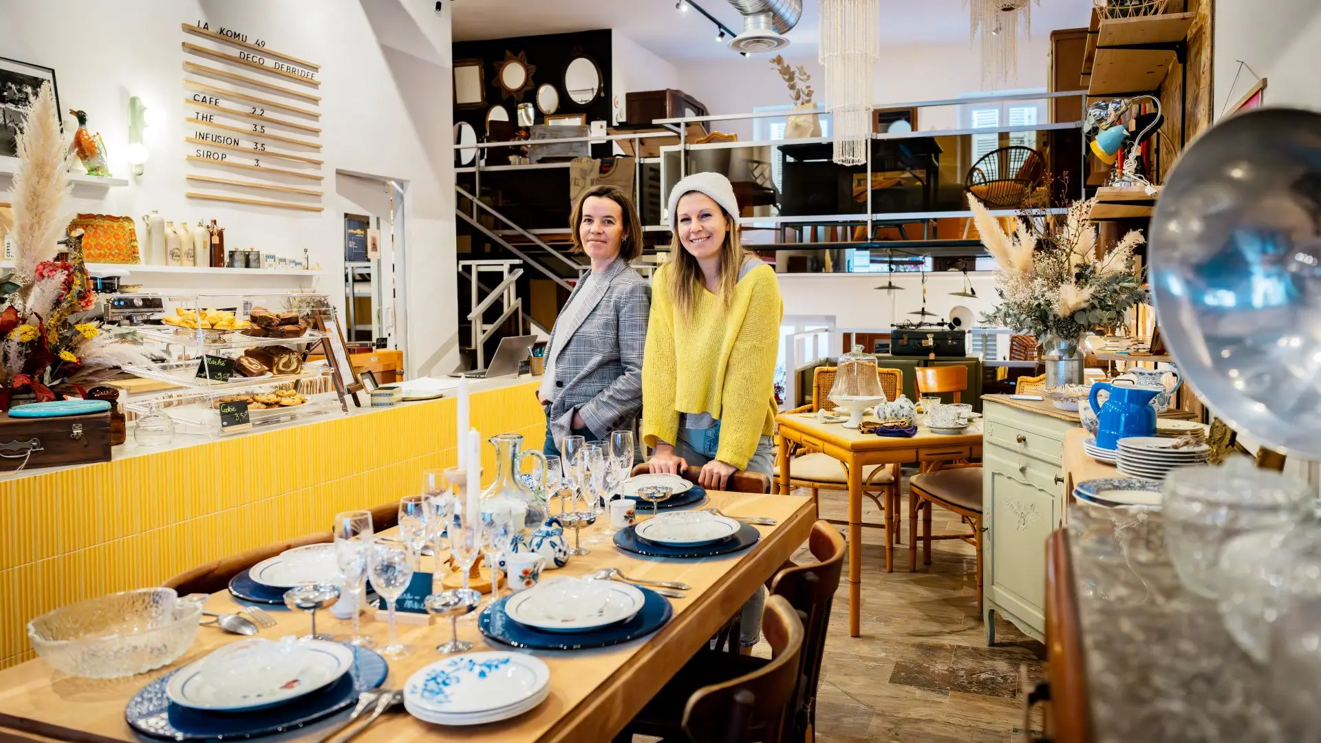 les 2 fondatrices dans le local