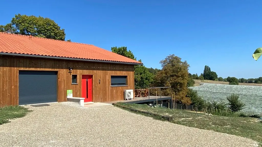 vous arrivez devant l'entrée du gîte la grange de Tartille