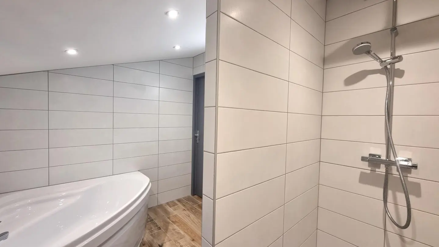 Salle de bains : baignoire d'angle - douche & vasque.