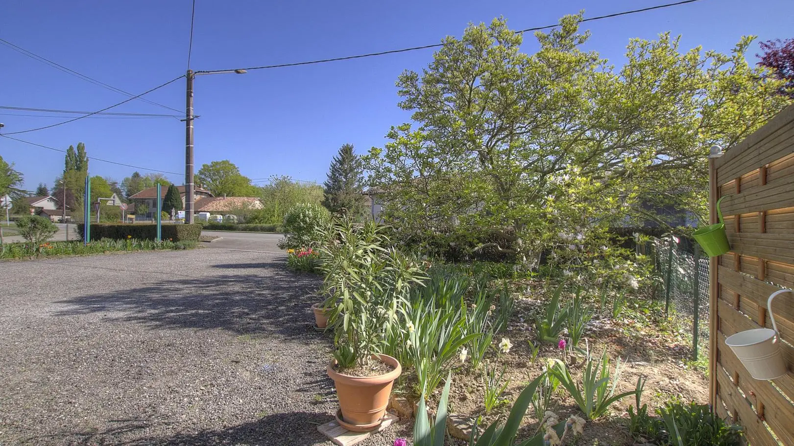 Le gîte se situe en retrait de la départementale qui traverse le village.