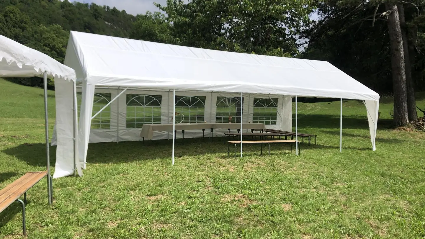 Tente évènementiel dans le parc du Château de Montanges