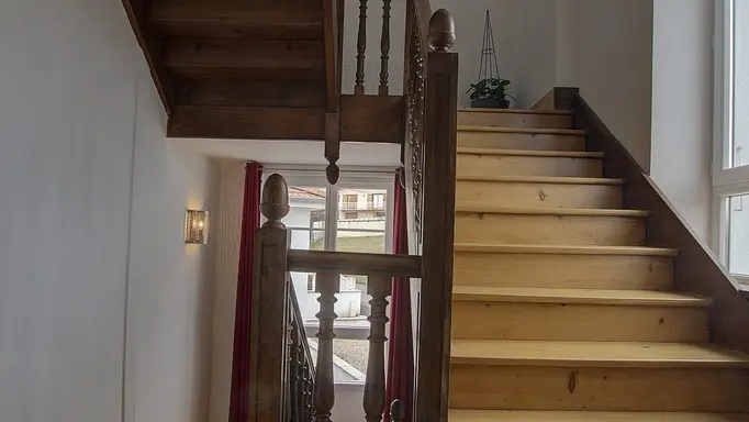Escalier d'accès aux chambres