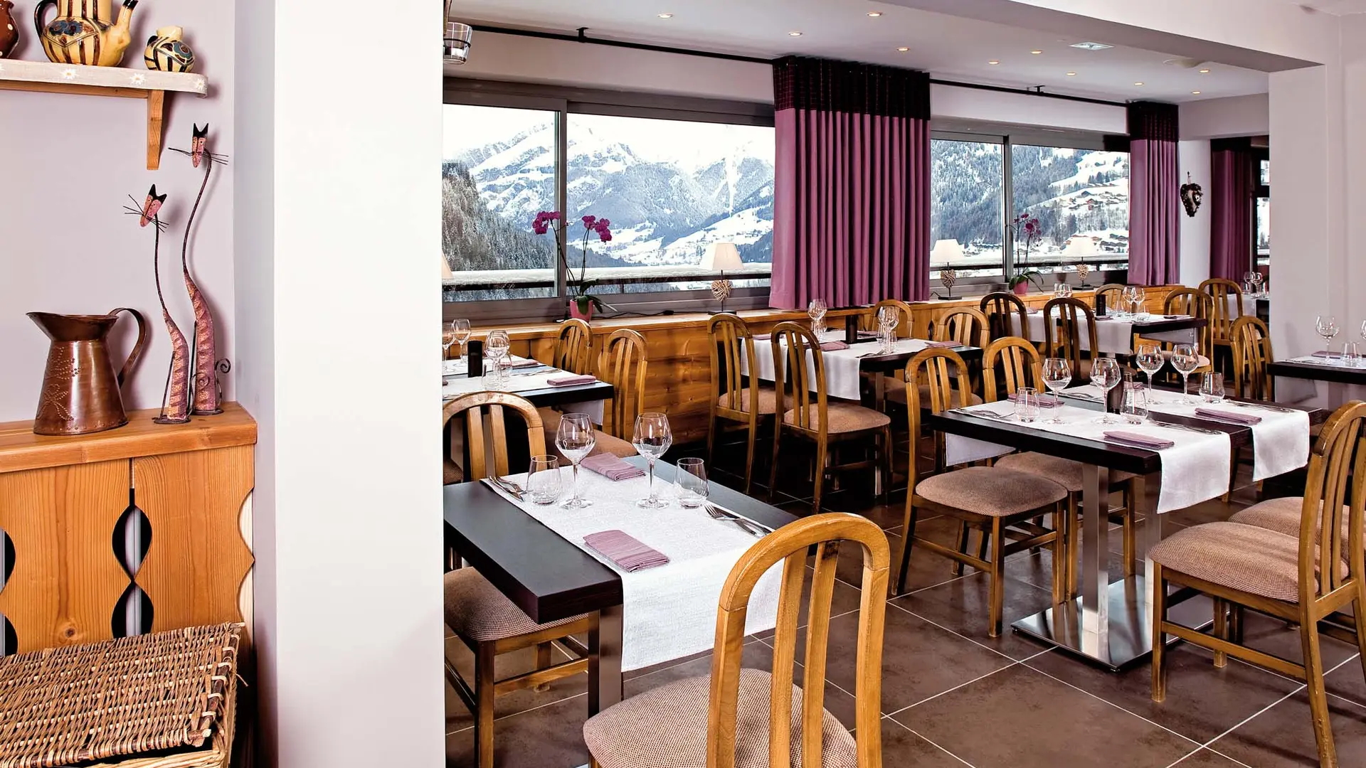 Salle à manger avec vue panoramique sur les montagnes de la vallée