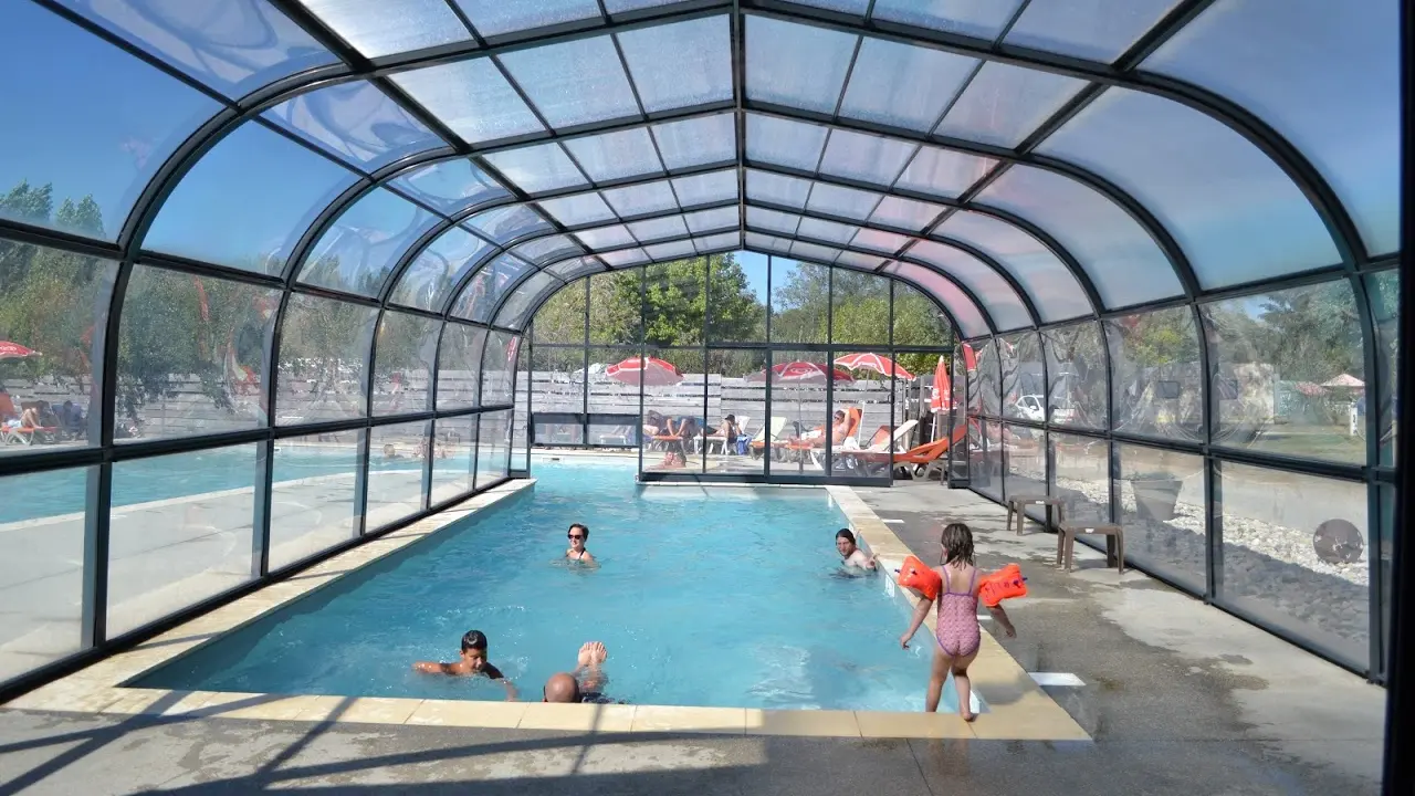 Piscine du camping bassin intérieur chauffé