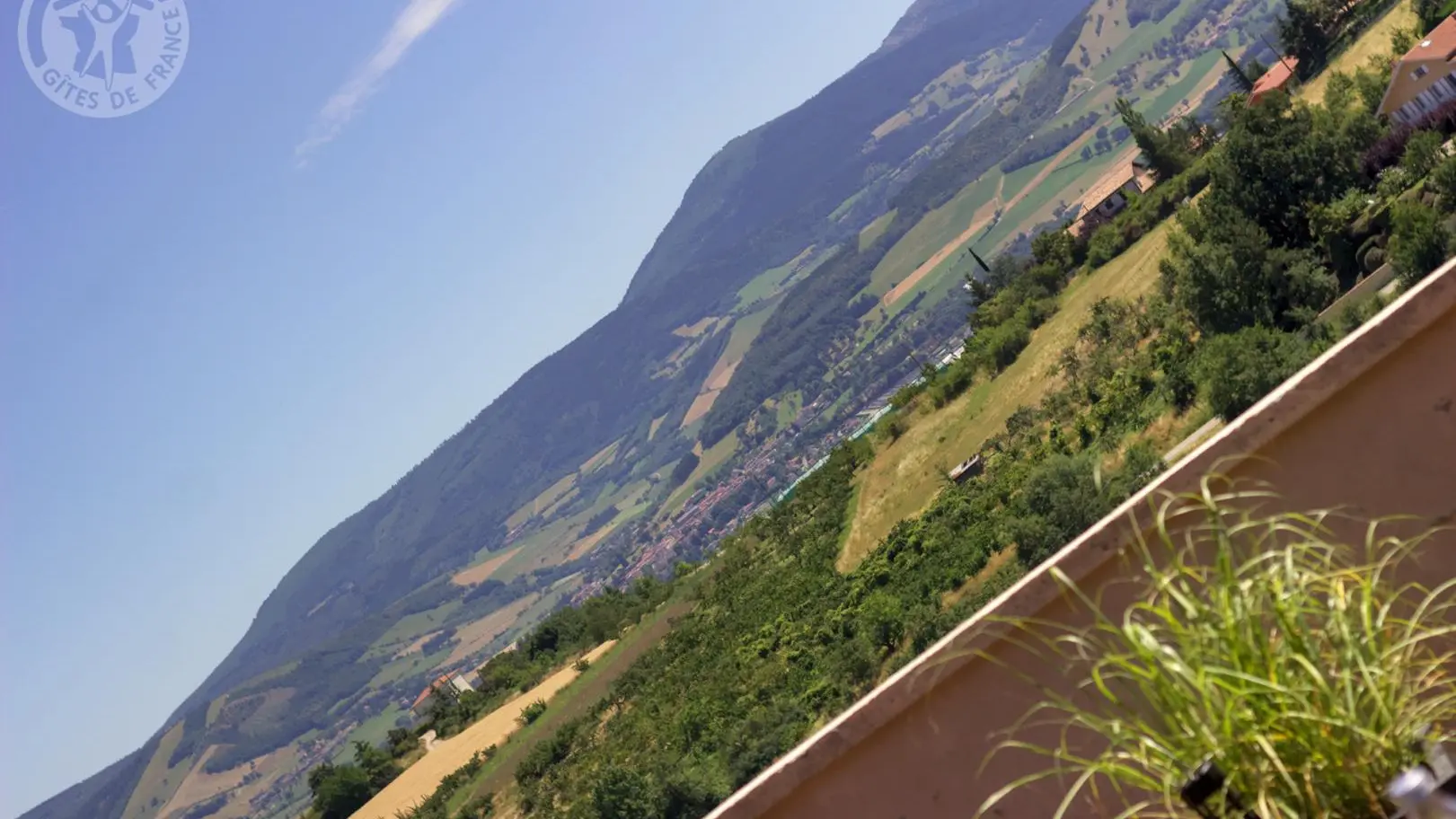 Terrasse exposée plein sud avec les monts du Pilat.