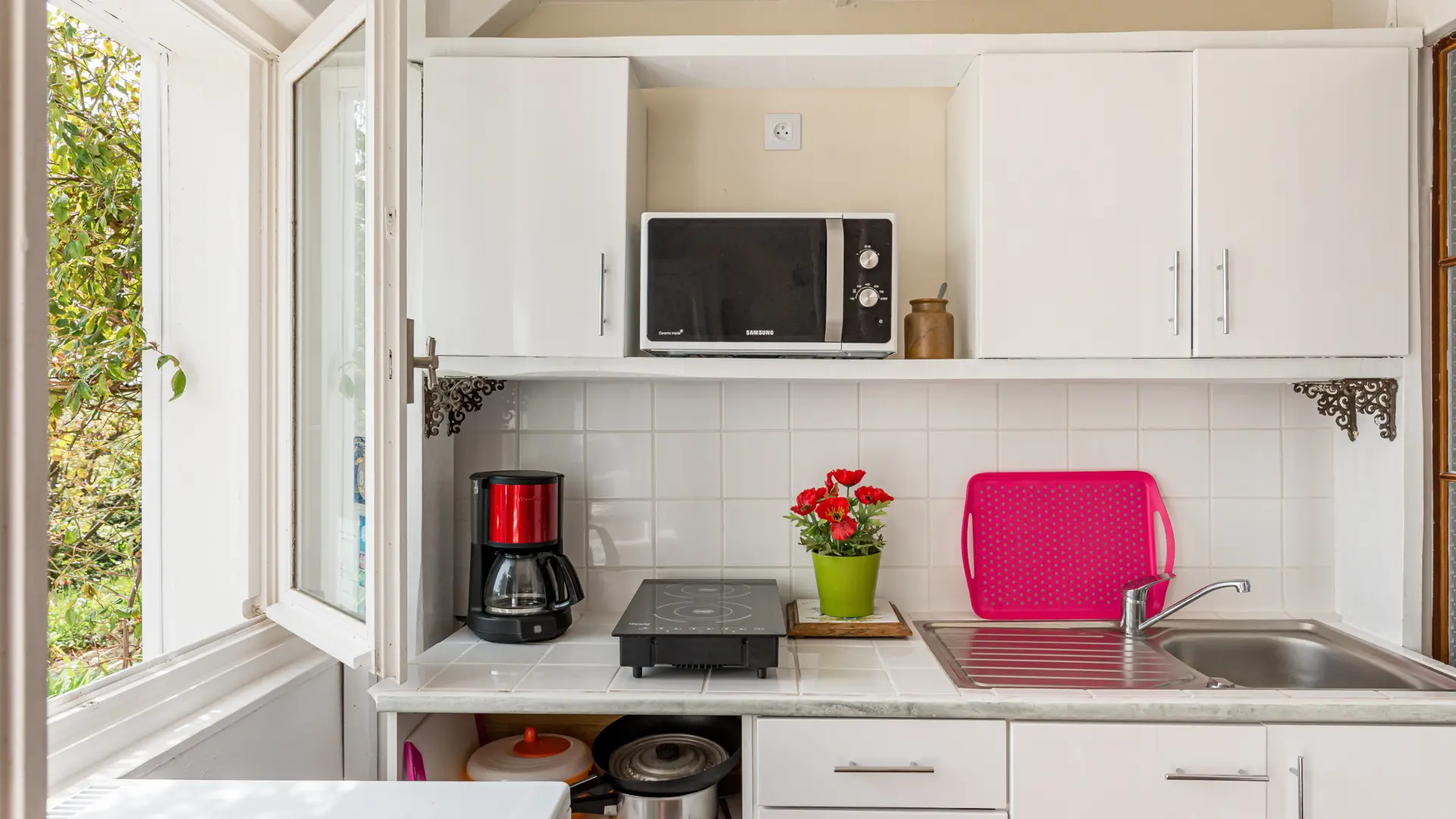 Cuisine toute blanche et aménagée de la chambre Goélette