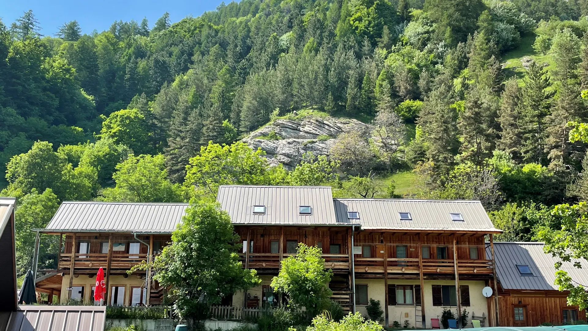 Accroché à la montagne