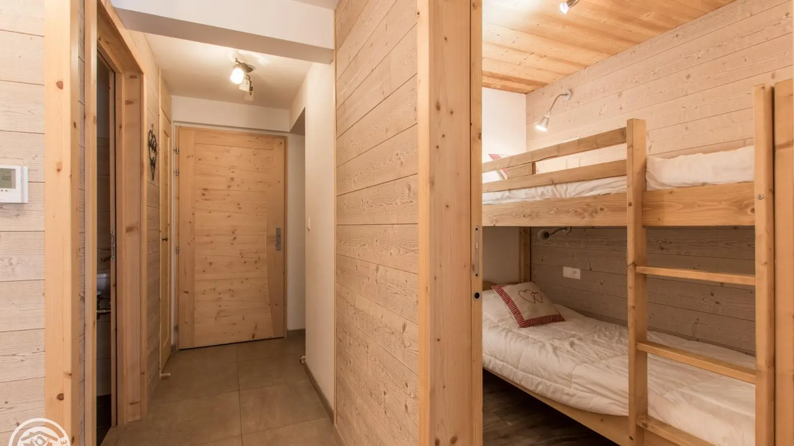 Coin nuit fermé avec lits superposés