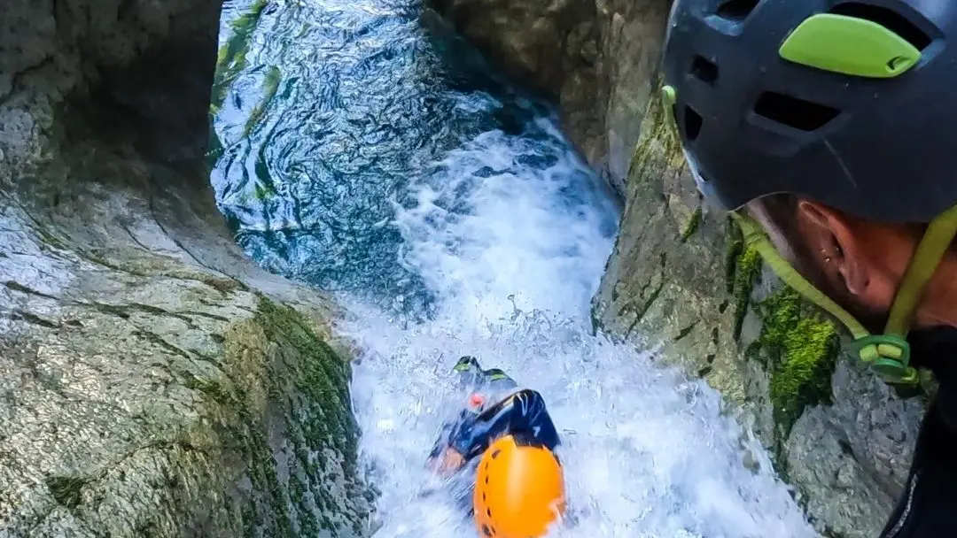 Entre roche, eau vive et lumière, une immersion totale dans la nature. Canyoning avec Ecrins Spéléo Canyon