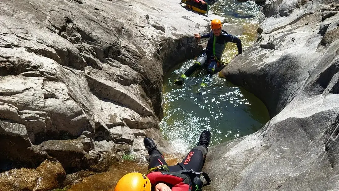 Toboggan en canyoning dans les Hautes-Alpes avec Ecrins Spéléo Canyon