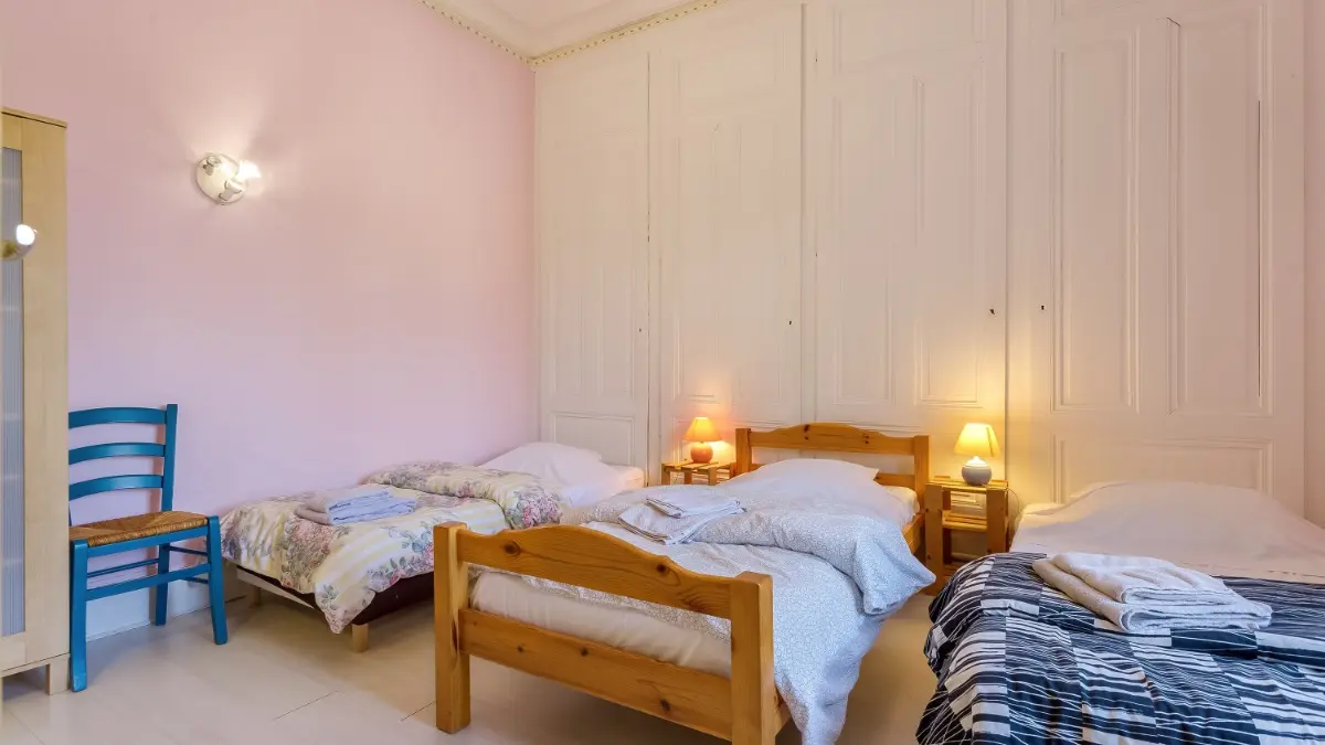 chambre N°2 3 lits simples avec douche et lavabo