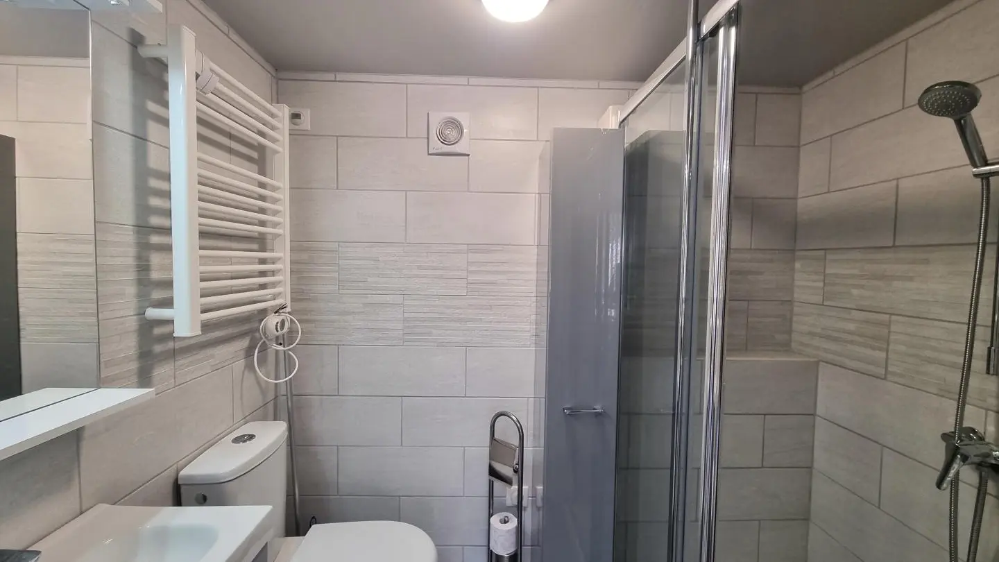 L'annexe du gîte en étage : studio 2 personnes avec sanitaires complets
