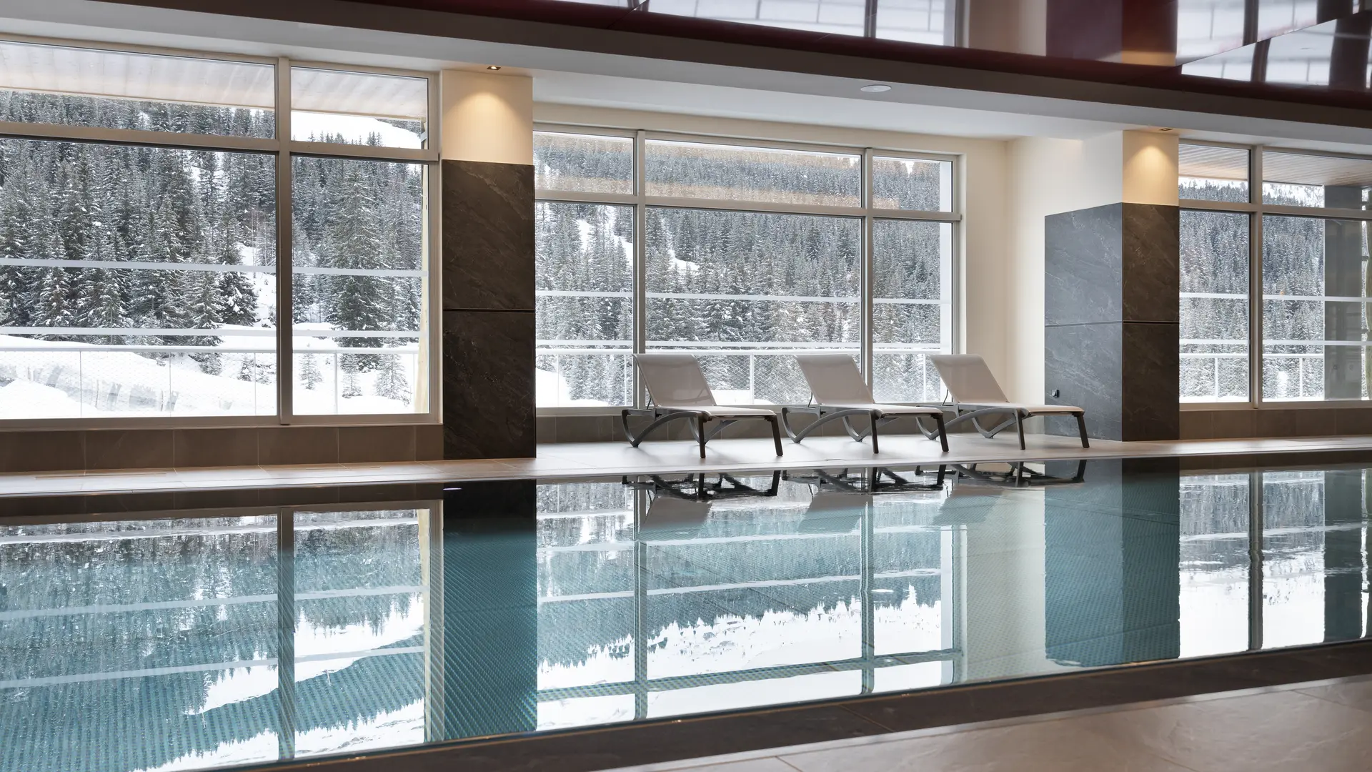 Vue sur le domaine skiable depuis l'espace de baignade