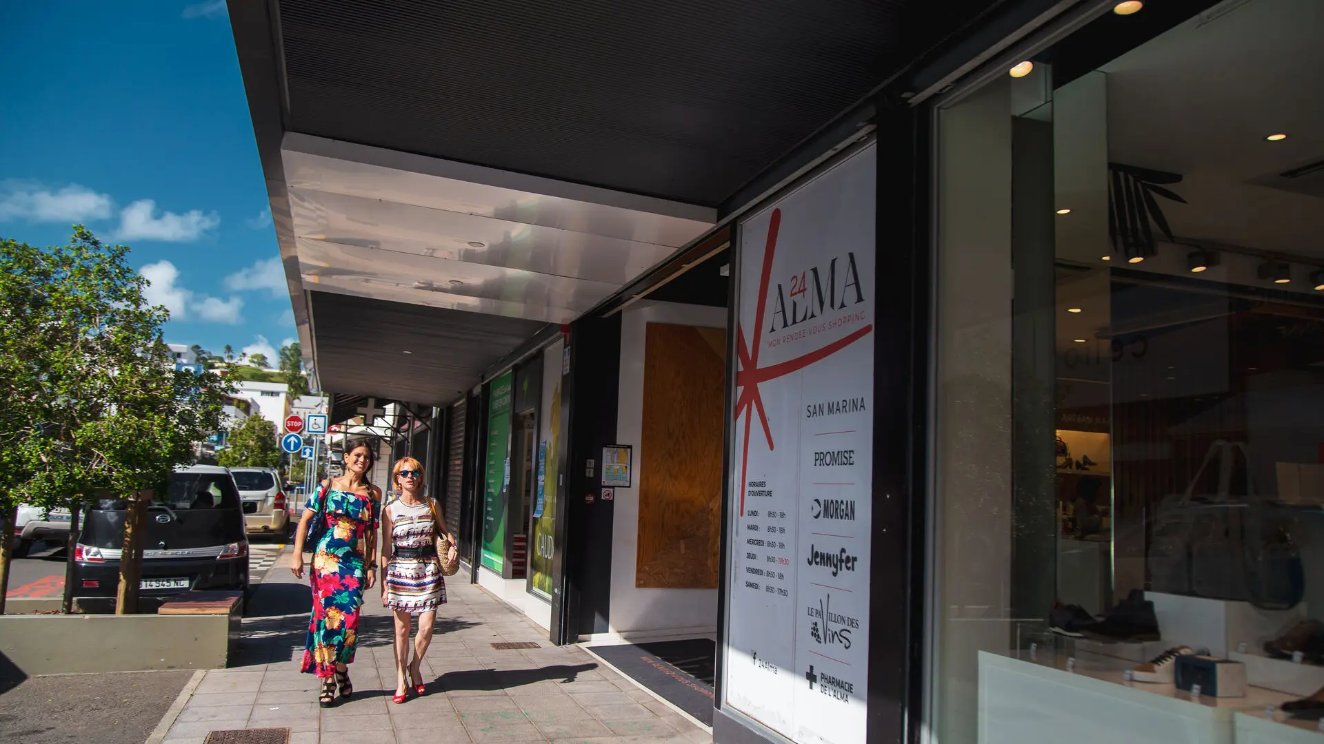 Shopping dans le rue de l'Alma, Nouméa