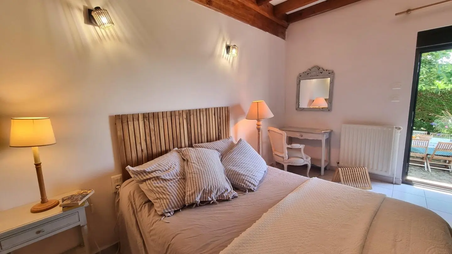 Chambre 4 : un lit 140 avec accès direct sur la terrasse.