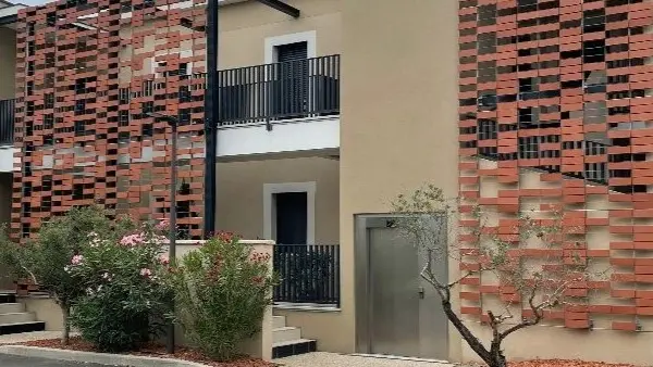 Gîte entre deux eaux_L'Isle-sur-la-Sorgue immeuble