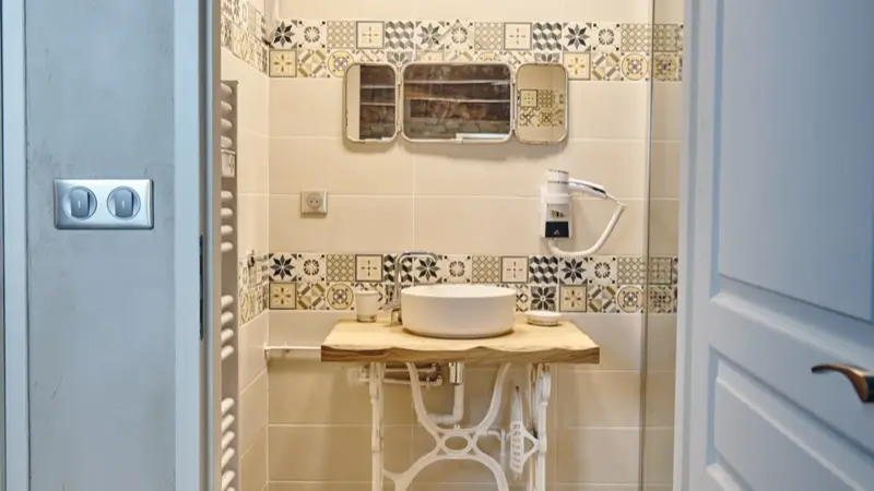 Salle d'eau de la suite 