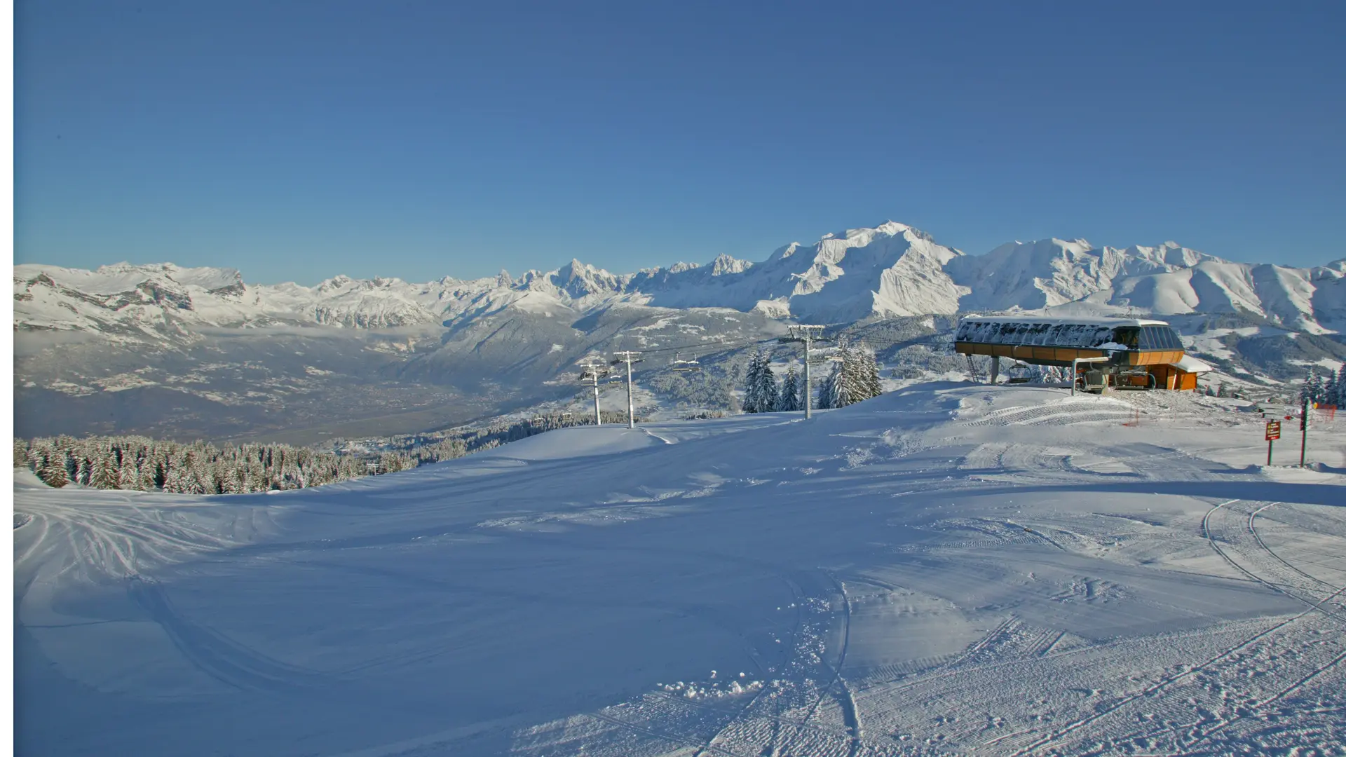 Vue aérienne du domaine skiable Les Portes du Mont-Blanc, face au Mont-Blanc depuis le sommet de Combloux