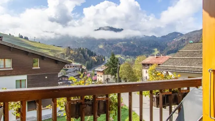 Vue sur le massif de Beauregard depuis le balcon ensoleillé