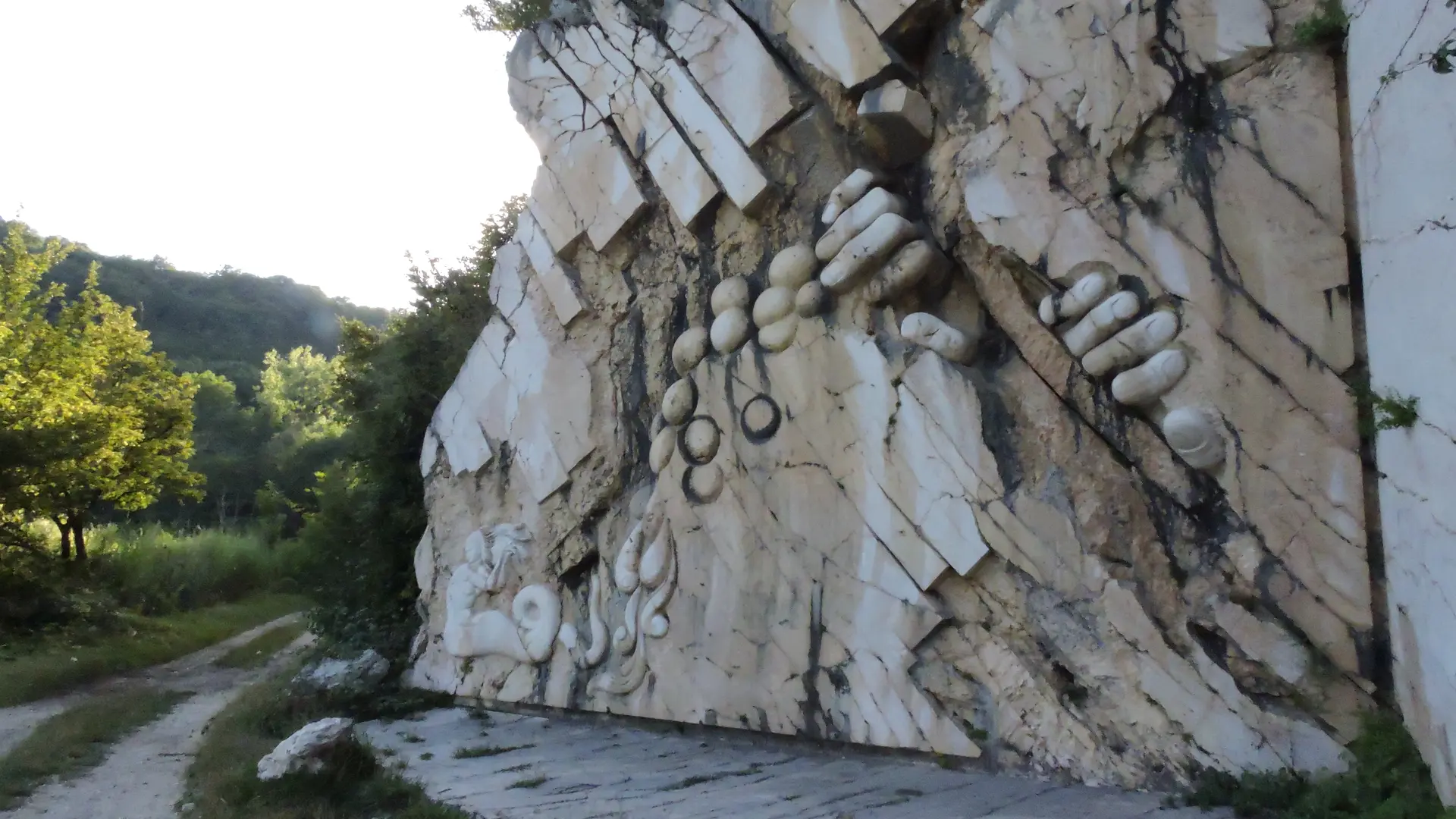 Roche sculptée au lac de Barterand