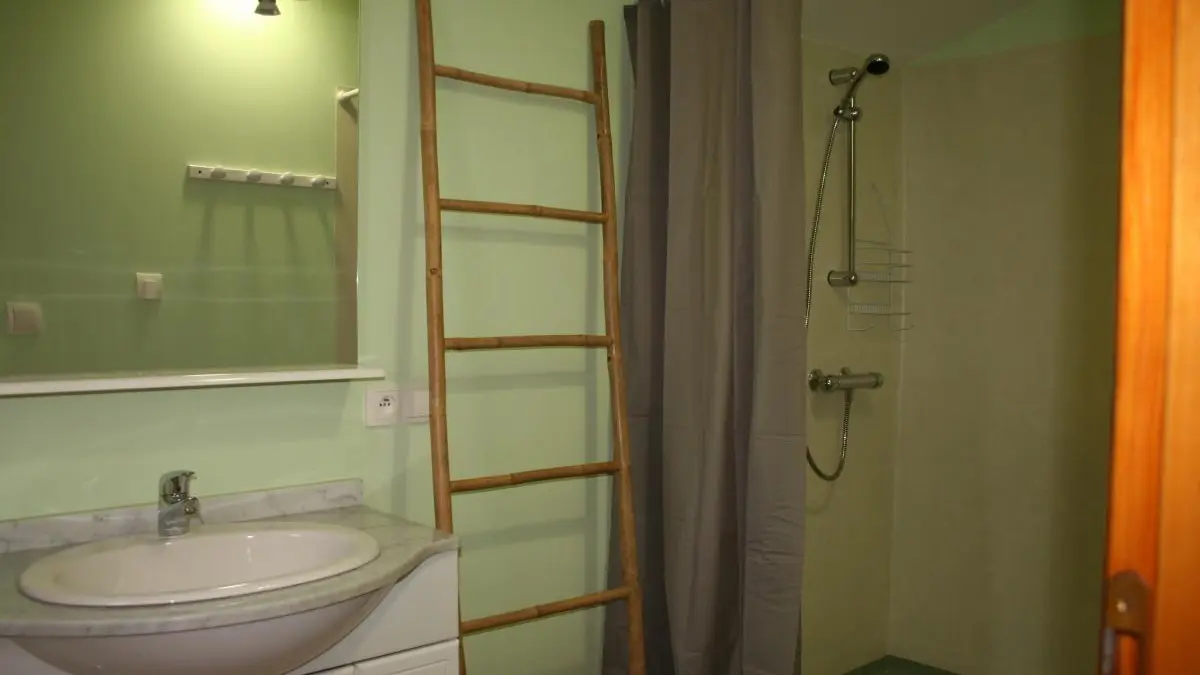 1ere salle de bain avec douche à l'italienne,sèche-cheveux 
A l'étage
3 WC