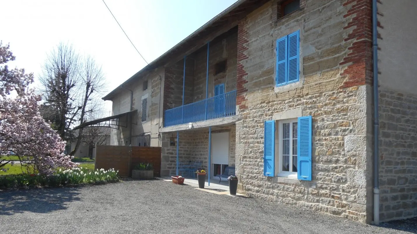 Gîte d'une capacité de 14 personnes est situé au centre du village. Idéal pour les retrouvailles en famille ou entre amis.