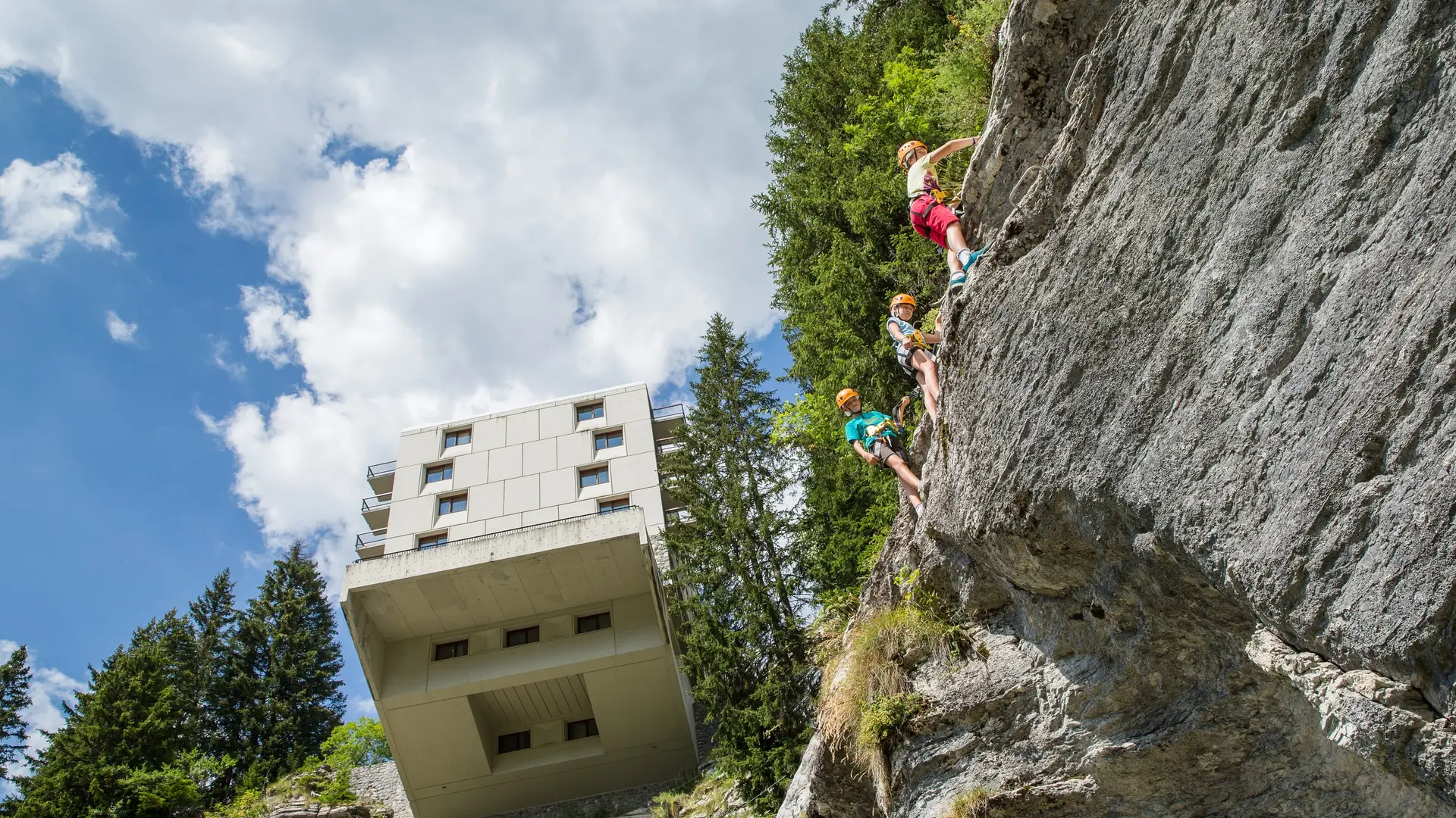Le parcours de l'accro-roc passant sous l'hôtel en porte-à-faux Le Flaine