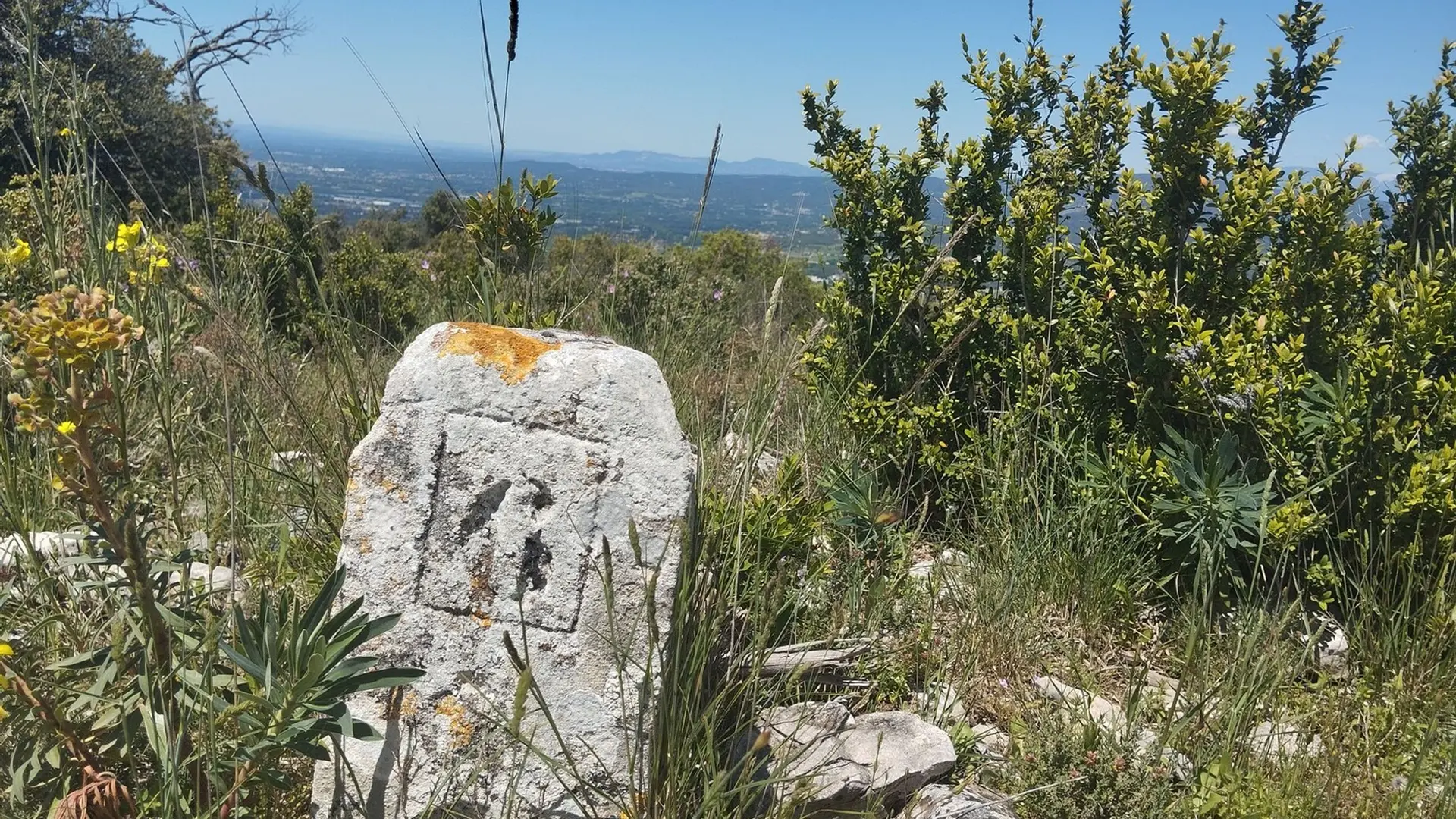 Borne sculptée le long du sentier sur les crêtes