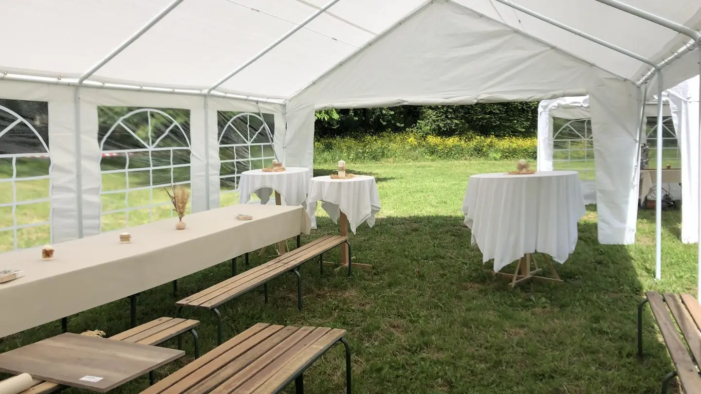 Tente évènementiel dans le parc du Château de Montanges