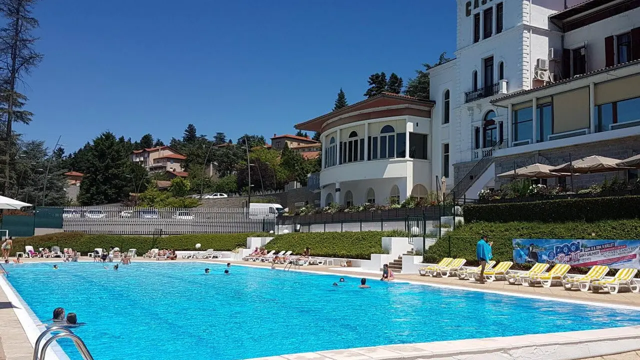 Piscine de Saint Galmier située à 3 kms du gîte