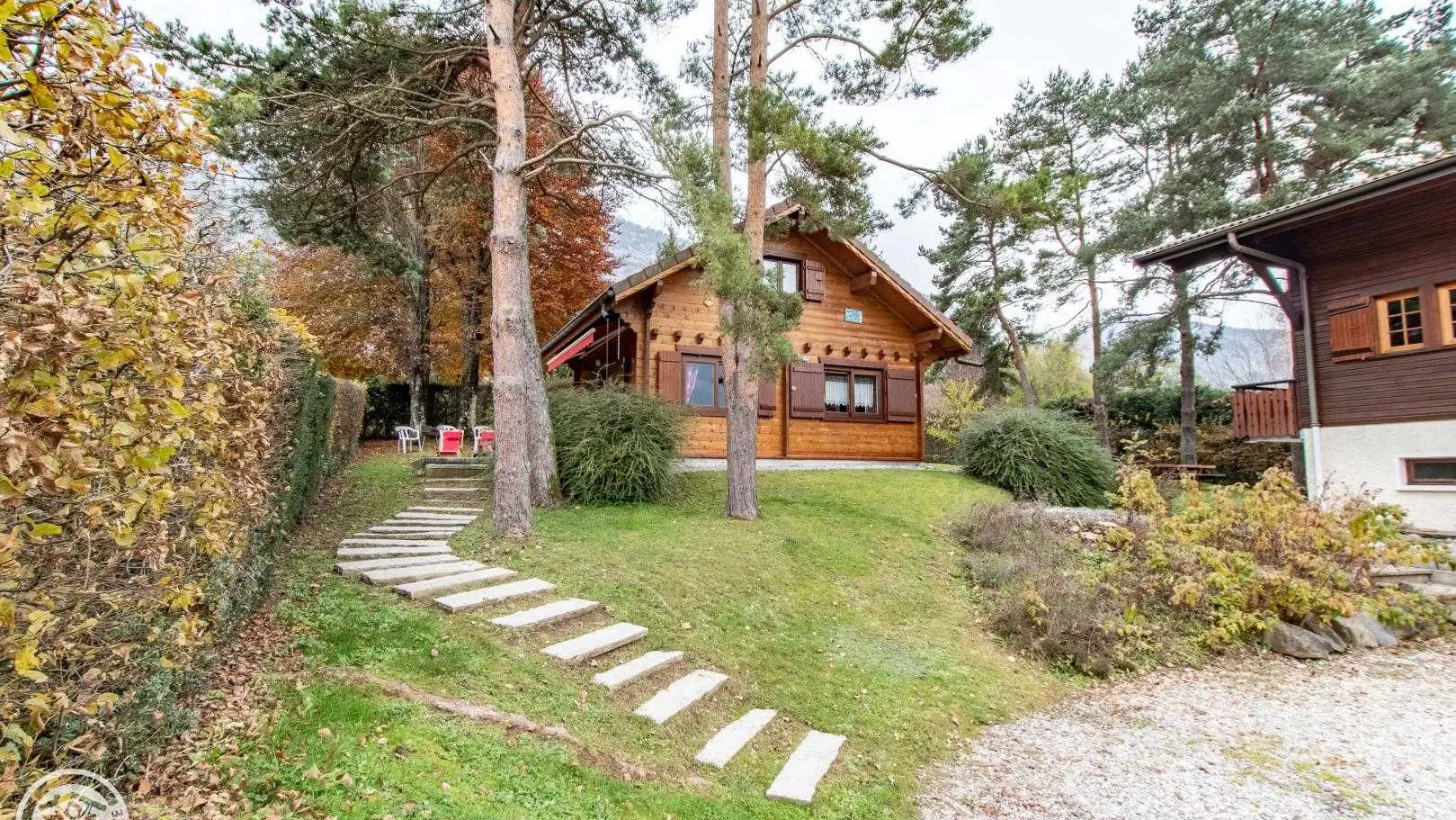 Chemin d'accès au gîte depuis le parking