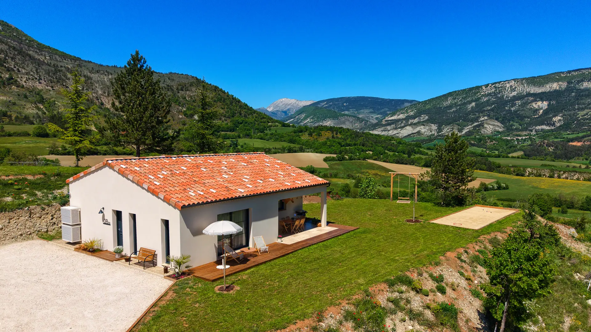 Maison nichée dans son environnement vue du ciel