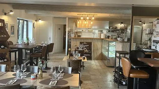 Au bon endroit_L'Isle-sur-la-Sorgue intérieur avec tables hautes