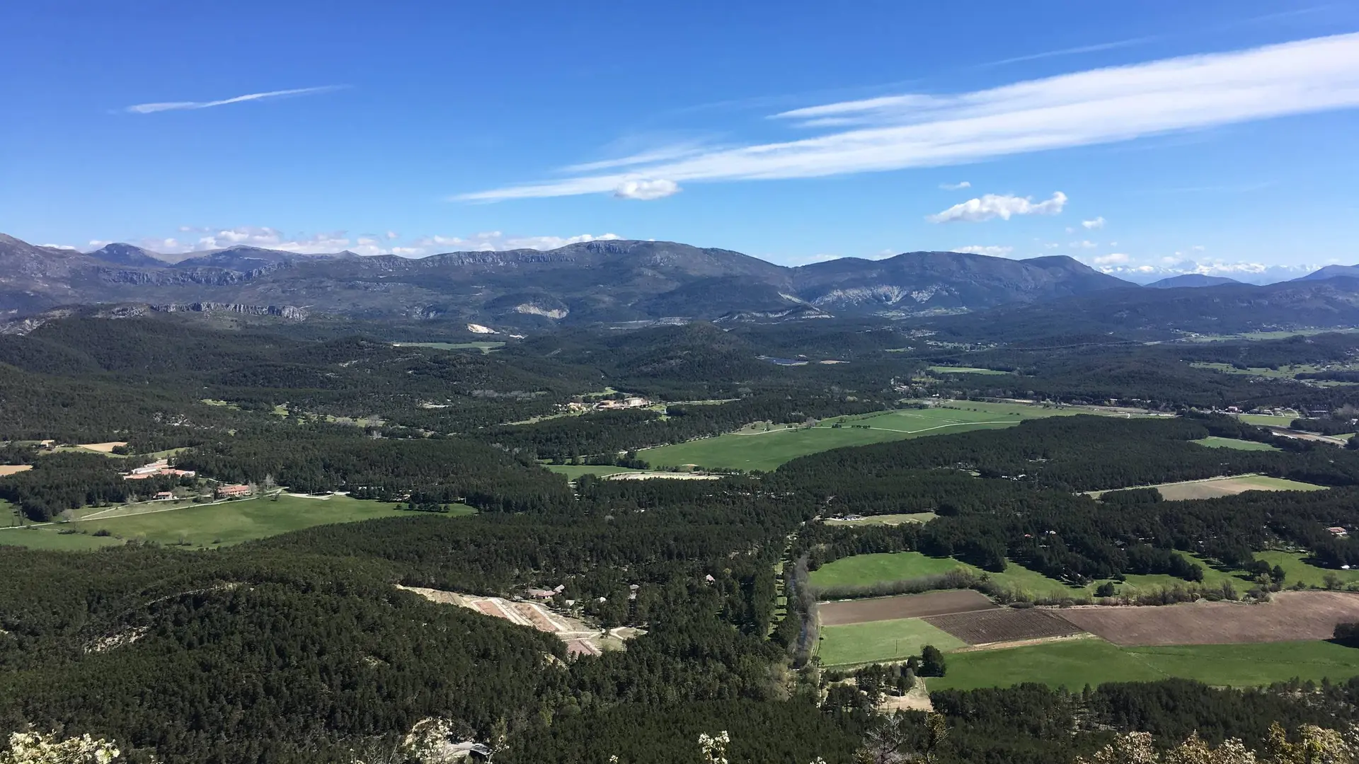 Panorama sur les plaines et les sommets aux alentours du verdon